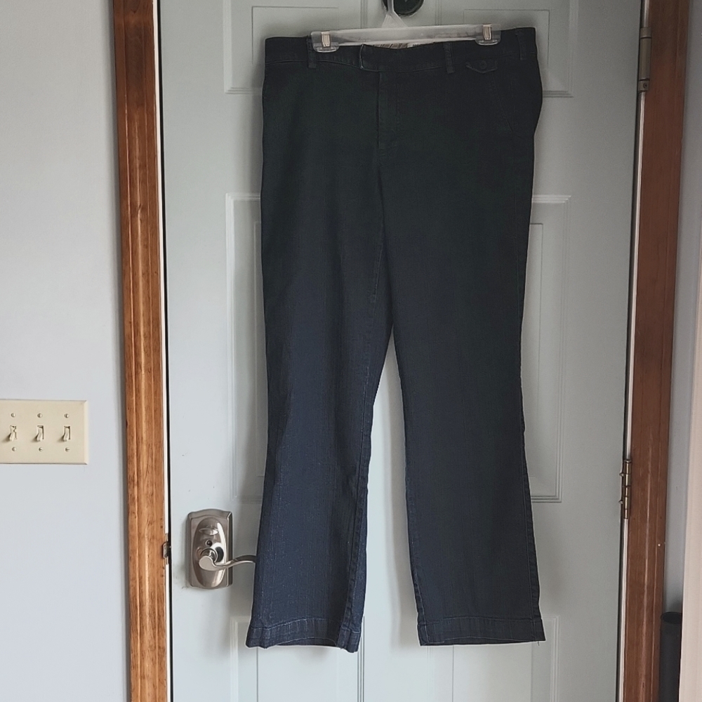 Dockers, Women's, Sz14 med favorite fit, 1 pocket in Front, 2 in Back - Picture 1 of 11